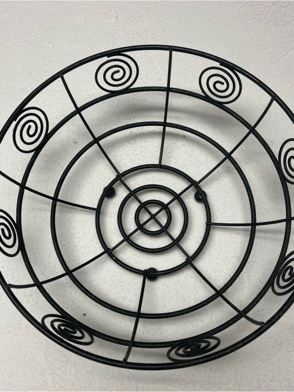 Black Metal Spiral Fruit Plate - Decorative Round Hook Rack